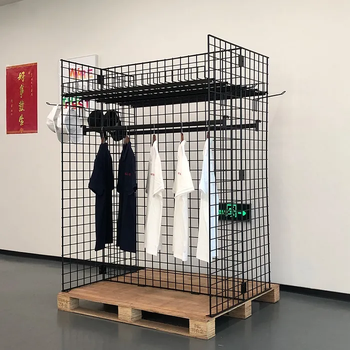 how many garments can a retail clothing rack hold