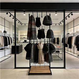 El secreto para exhibir ropa de forma atractiva: cómo elegir el expositor de ropa adecuado.