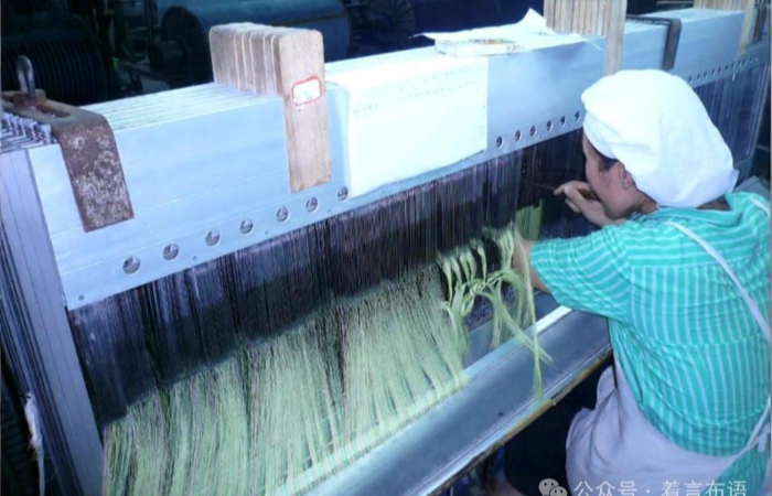 Pengetahuan tentang tenun tekstil: alat tenun (heddle).