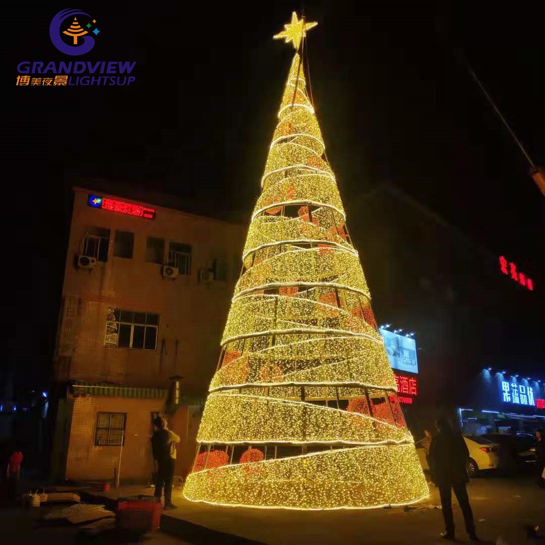 Grands arbres de Noël en spirale éclairés par un cadre métallique extérieur