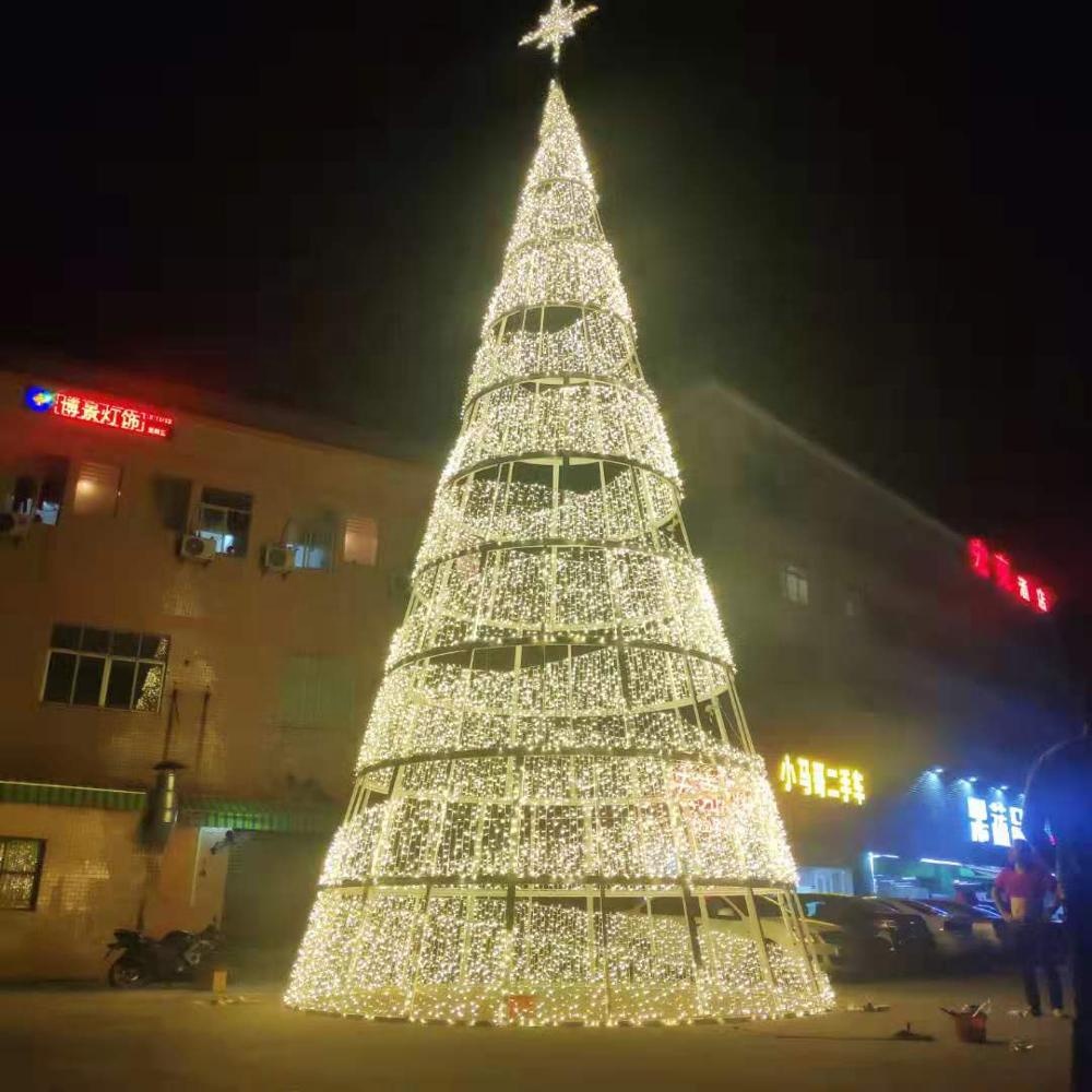 outdoor christmas tree