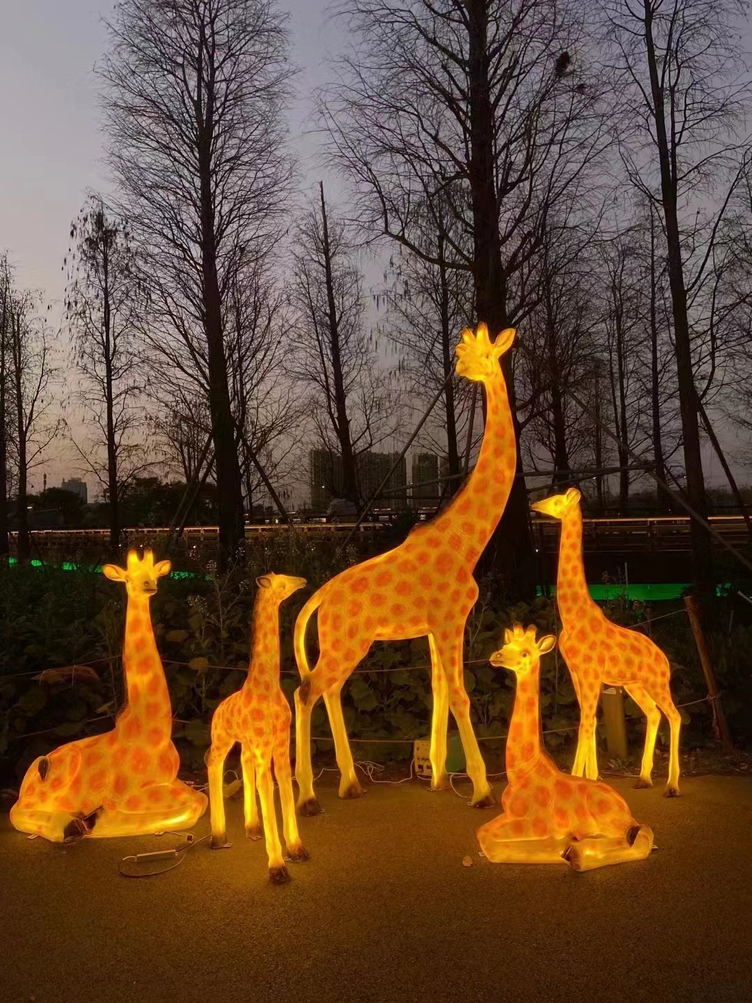 Lampada giraffa natalizia con scultura in fibra di vetro