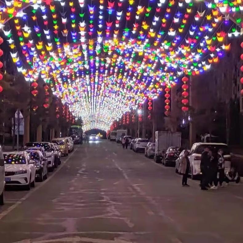 Mille luci lampeggianti colorate a LED con gru di carta