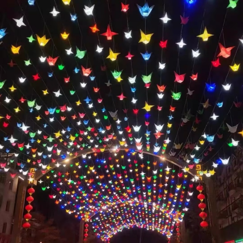 Mille luci lampeggianti colorate a LED con gru di carta