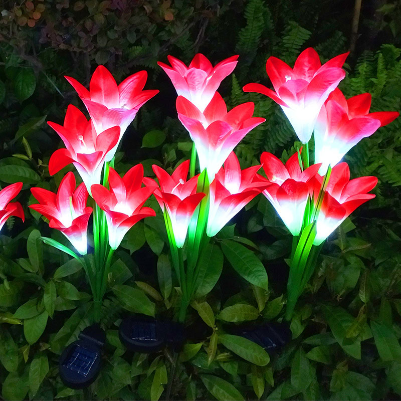 Luci solari da giardino con fiori di giglio