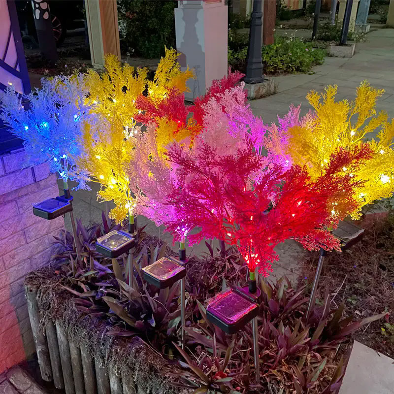 Luci solari con foglie di cipresso per la decorazione del giardino