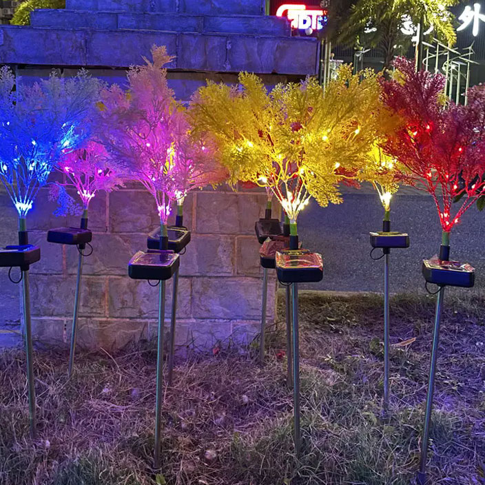 Luci solari con foglie di cipresso per la decorazione del giardino