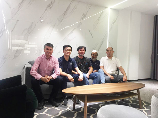 Visita del cliente a nuestra empresa.