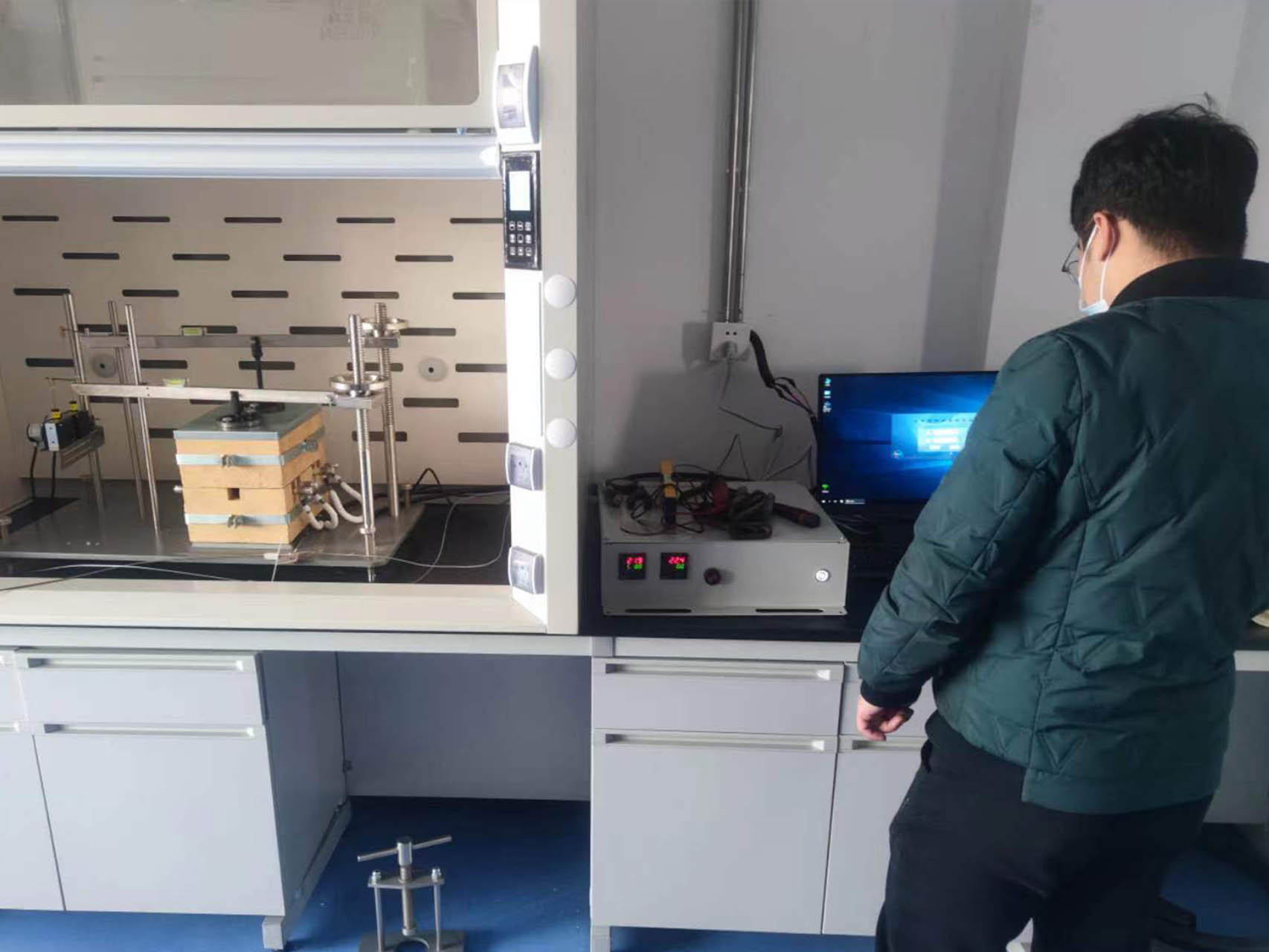 Measuring device for coke reactivity and post-reaction strength