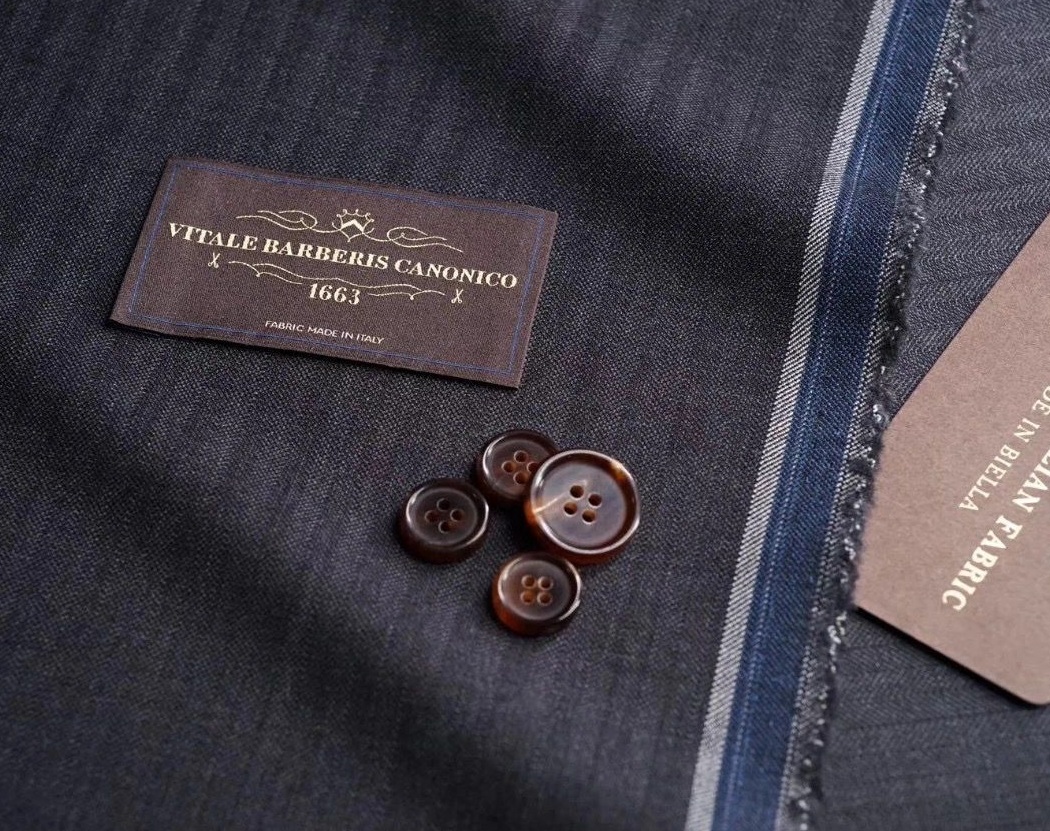 Guzik z innego materiału do garnituru