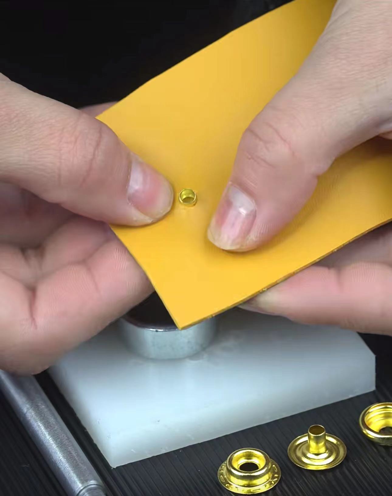 Por que os botões de pressão saem do tecido