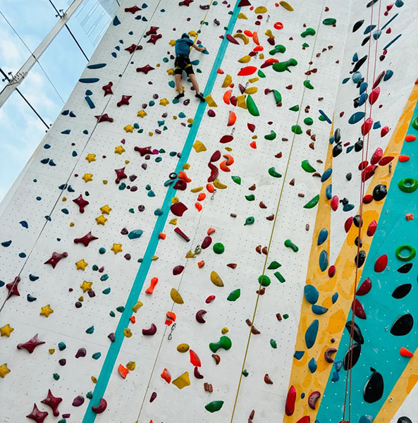 Aby zodpovedali trendom na trhu horolezeckého oblečenia