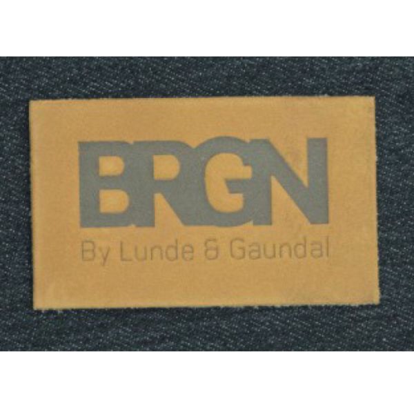 Por que os jeans sempre têm uma etiqueta de couro na cintura?