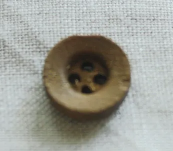 Um pequeno ajuste no tempo: como costurar corretamente um botão de volta em suas roupas