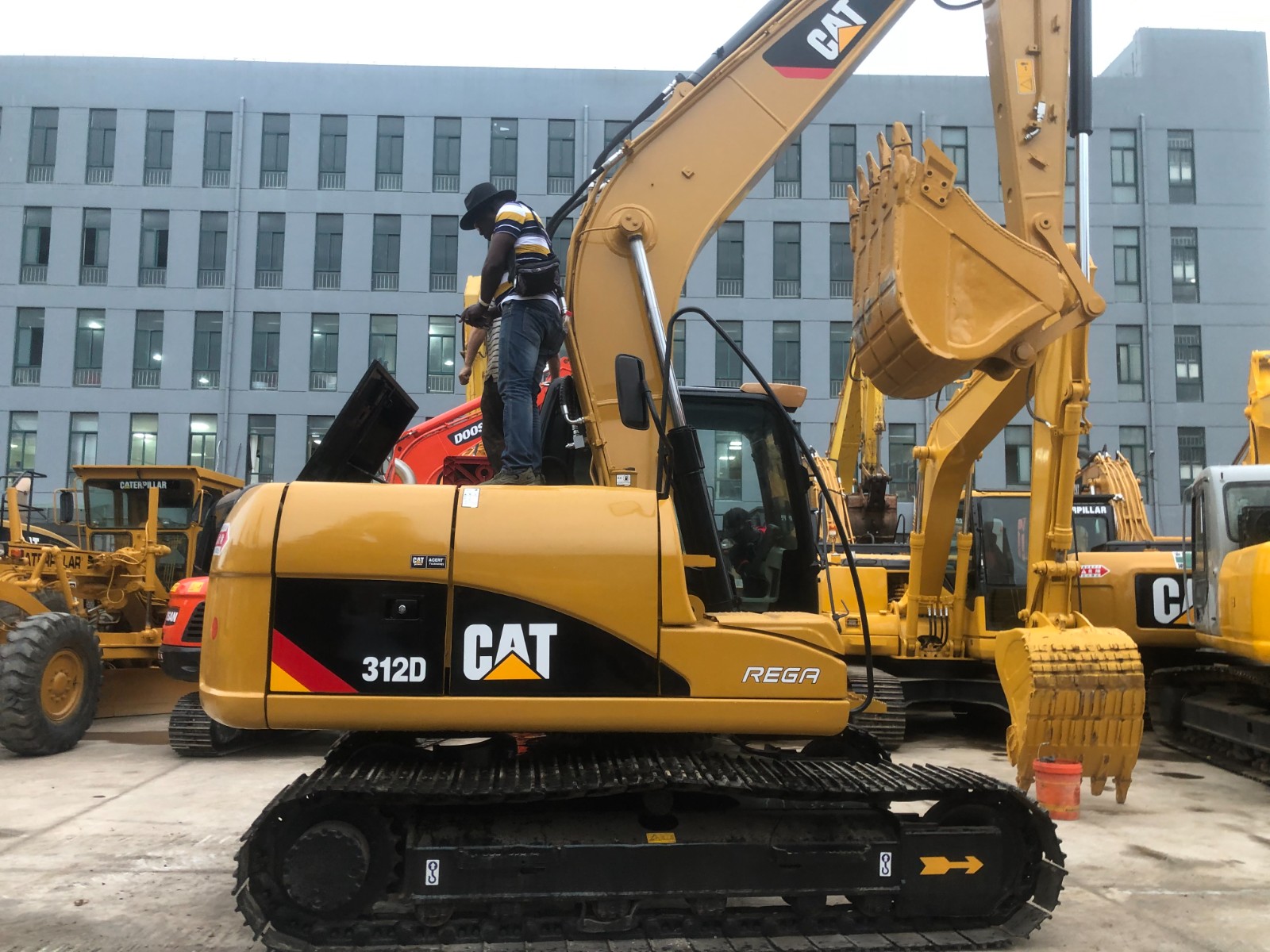 A Libyan customer decided to buy a CAT 312d excavator on the spot after visiting our warehouse