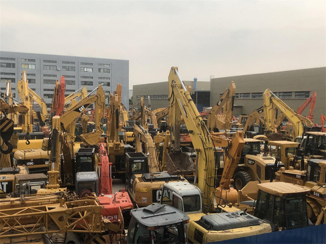 Magazzino macchine movimento terra