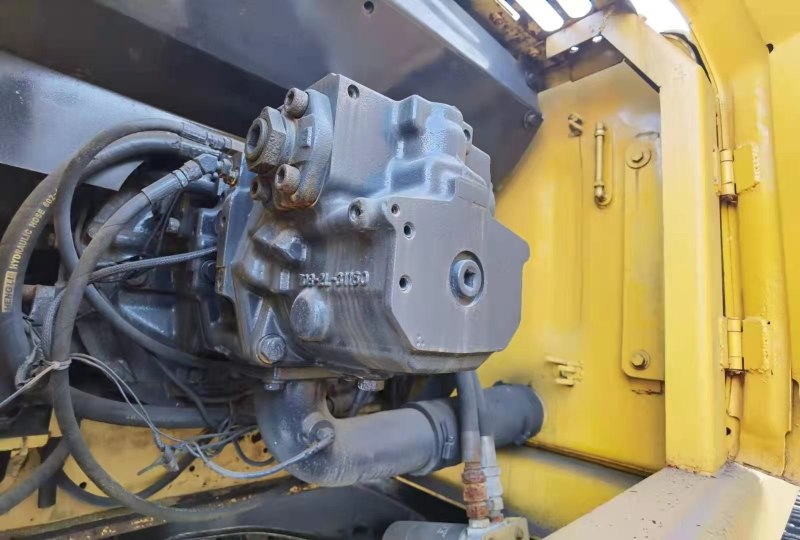 Used Komatsu PC220 Excavator