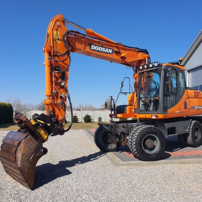 Escavadeira Doosan DX140W usada