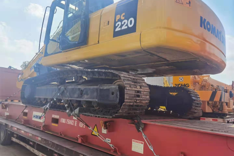 A foreign customer from Tanzania visited and purchased a Komatsu PC220 excavator.