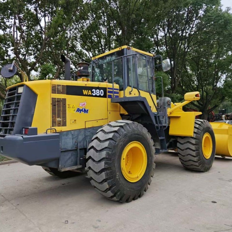 Incarcator pe pneuri Komatsu WA380 folosit