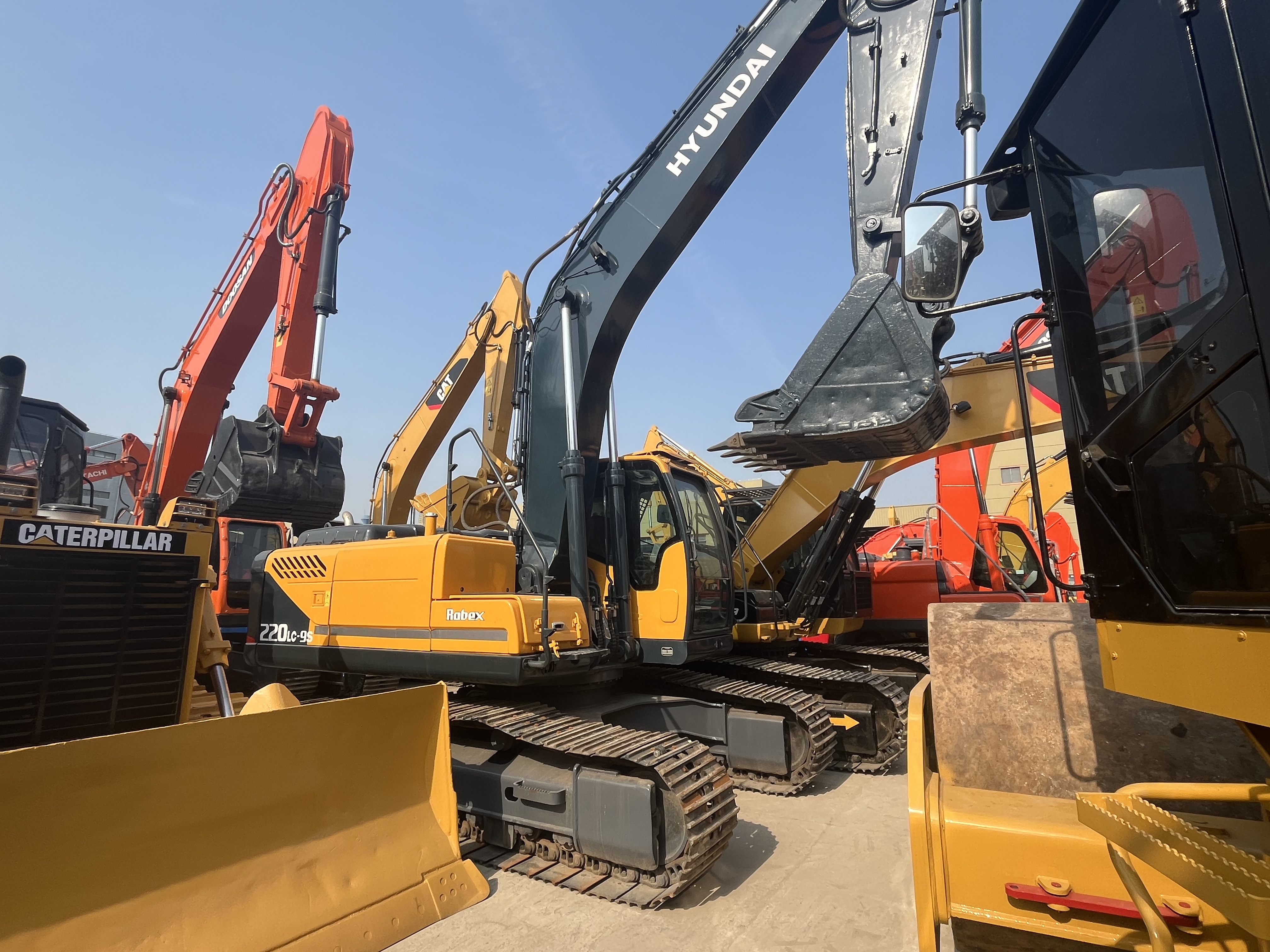 Hyundai 220LC-9S Excavator