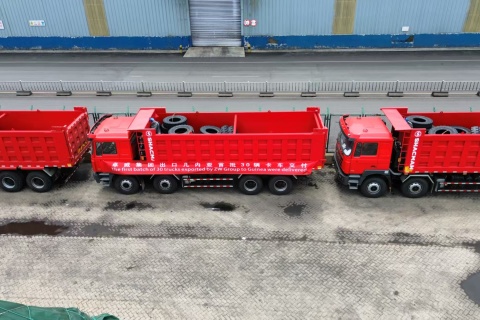 اولین سری از کامیون کمپرسی شاکمن F3000 که توسط گروه زد دبلیو به گینه صادر شده بود، تحویل داده شد.