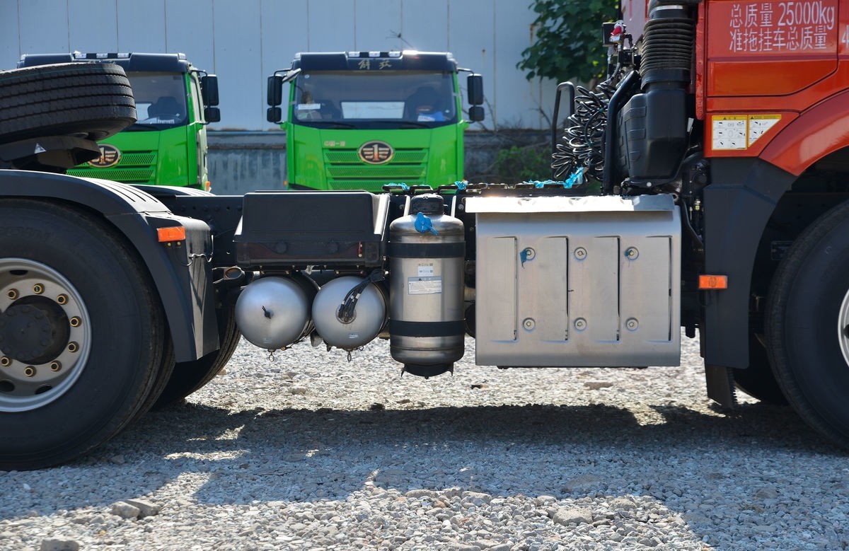 Faw J6P 6x4 560HP Tractor Truck