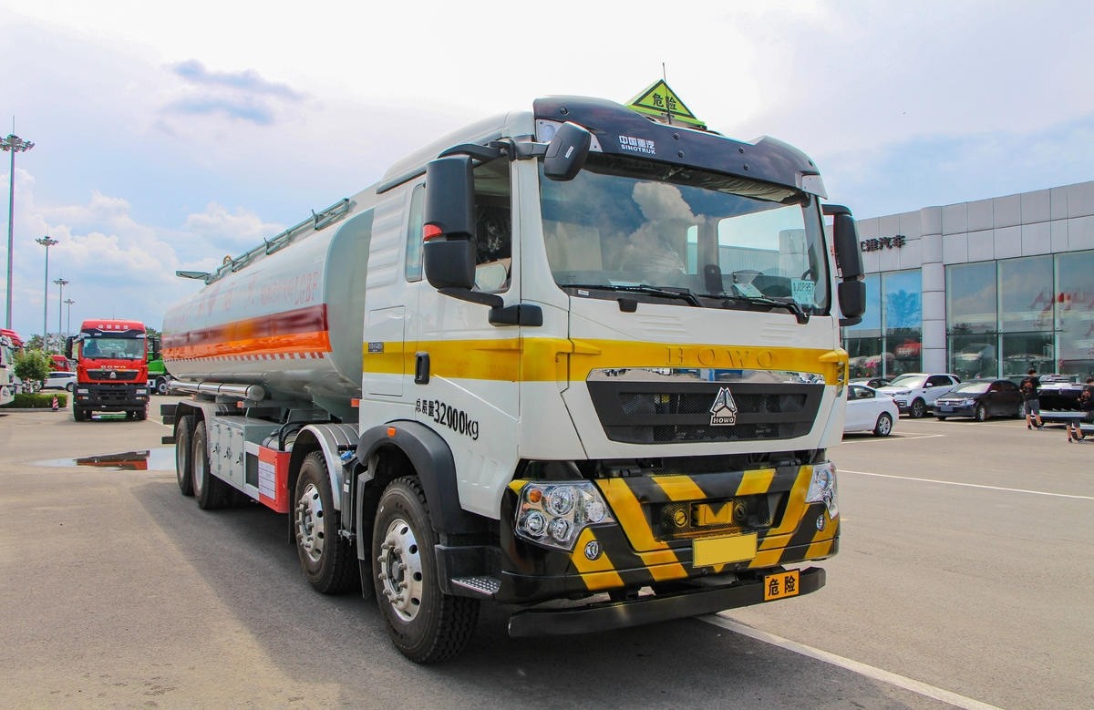 Howo T7H Fuel Tank Truck