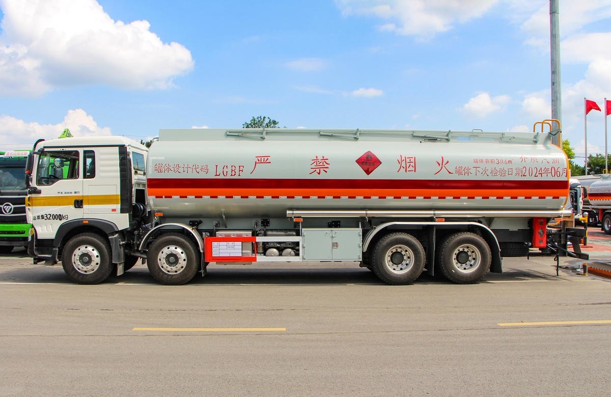 Howo T7H Fuel Tank Truck