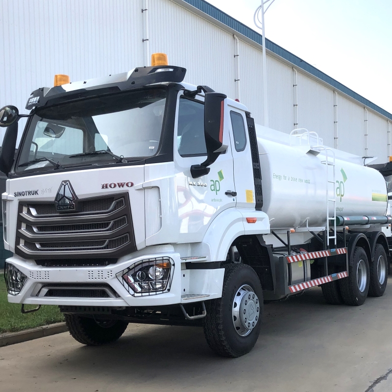 Camion rezervor de combustibil Howo NX