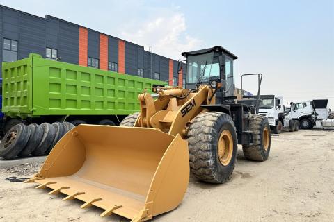 Premium Earthmoving Solutions: SEM 655D Wheel Loader vs CAT 966H Wheel Loader Comparison
