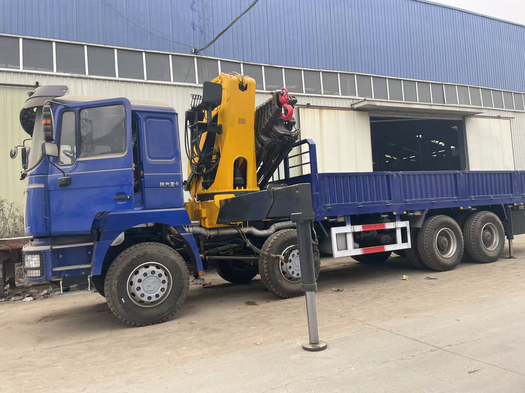 Shacman F3000 8x4 Crane Truck