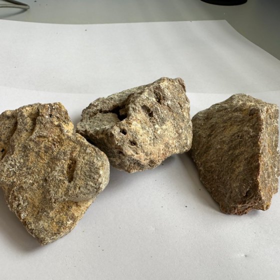 Tavený magnezit s nízkym obsahom kremíka a vysokým obsahom vápnika