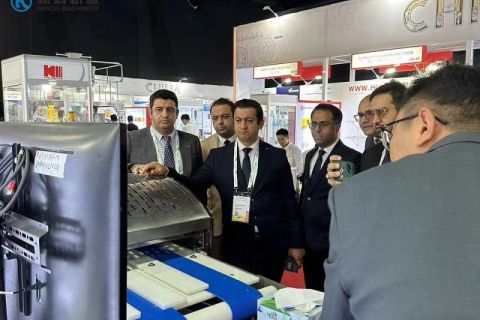 The customer showed great interest in the fresh meat cutting machine!