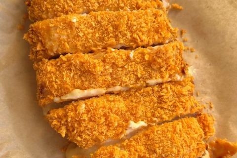 Industrial machines make popping chicken cutlets