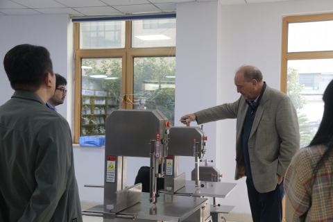 A Russian supplier came to our factory to learn about the product knowledge.