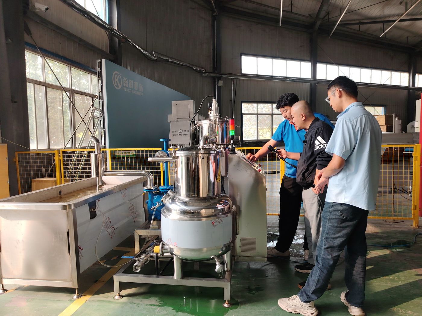 Training session at the machine, with the customer's team at the control cabinet