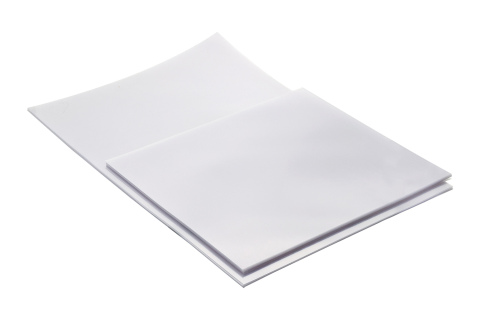 ¿Cuáles son las funciones de las láminas de PVC blanco y negro?