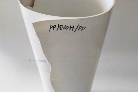 bela neprozorna termoformirna plošča na osnovi polipropilena