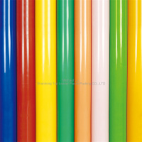 feuilles de polystyrène colorées dans des emballages alimentaires