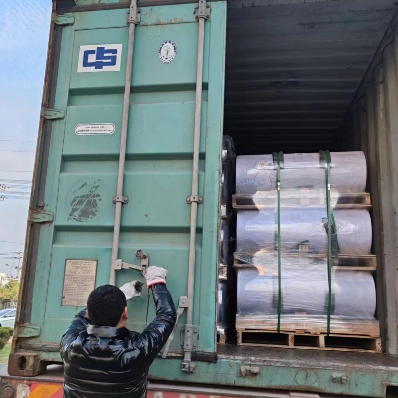 Rouleaux de PET géants empilés horizontalement soigneusement sur des palettes