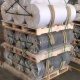 Horizontaal gestapelde jumbo PVC-folierollen netjes op pallets