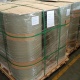 Horizontaal gestapelde jumbo PVC-folierollen netjes op pallets