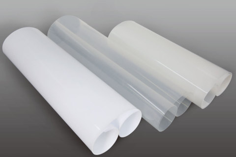 En un esfuerzo por combatir el creciente problema de los residuos plásticos, se utiliza película biodegradable PLA (ácido poliláctico) para embalajes.