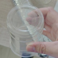 12oz biologisch abbaubarer Einwegbecher aus PLA für Kaltgetränke mit flachem Deckel