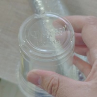 12oz biologisch abbaubarer Einwegbecher aus PLA für Kaltgetränke mit flachem Deckel