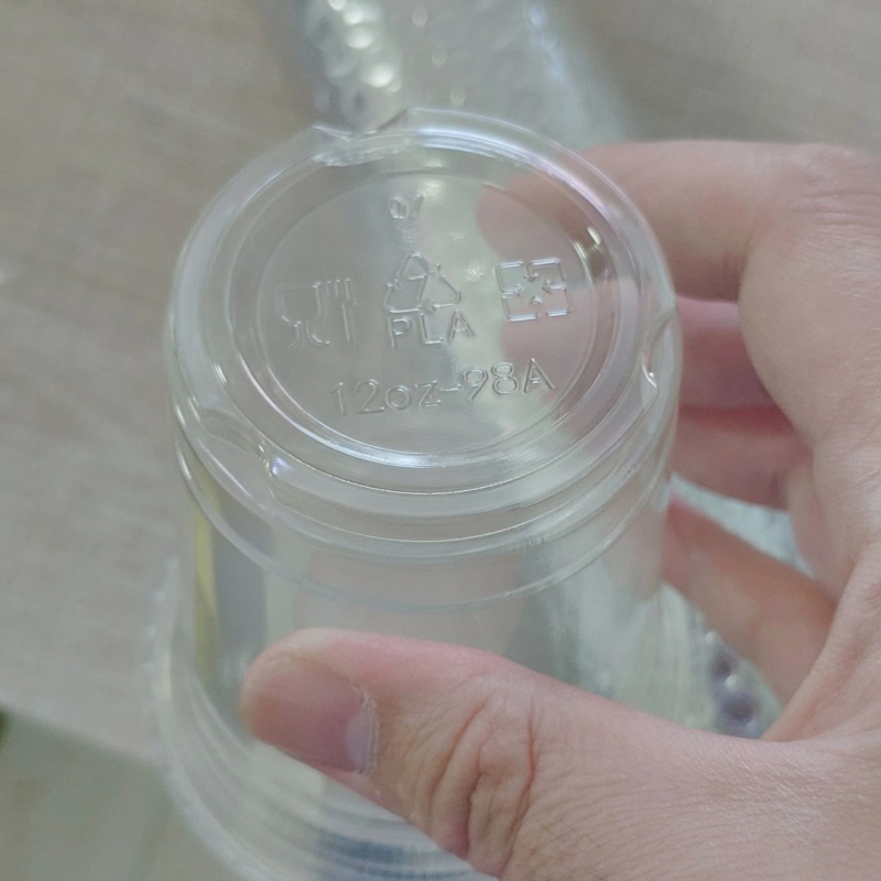 12oz biologisch abbaubarer Einwegbecher aus PLA für Kaltgetränke mit flachem Deckel