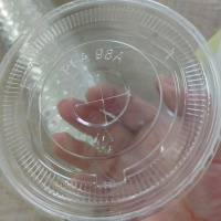 12oz biologisch abbaubarer Einwegbecher aus PLA für Kaltgetränke mit flachem Deckel