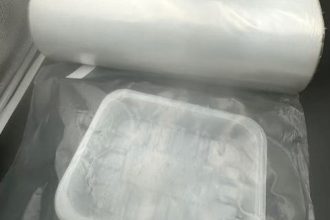 PE Folia transparentă din polietilenă (PE) este un material omniprezent care și-a găsit drumul în numeroase aspecte ale vieții noastre de zi cu zi și în diverse industrii.