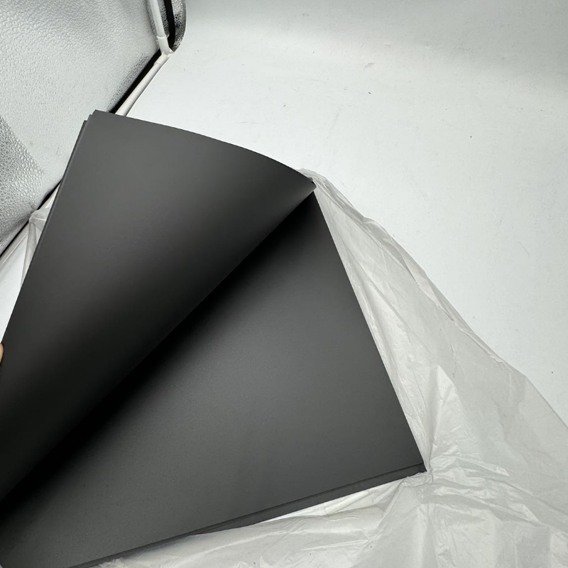 TH832B La polyvalence du film noir TH832B : de l'électronique à l'équipement de protection